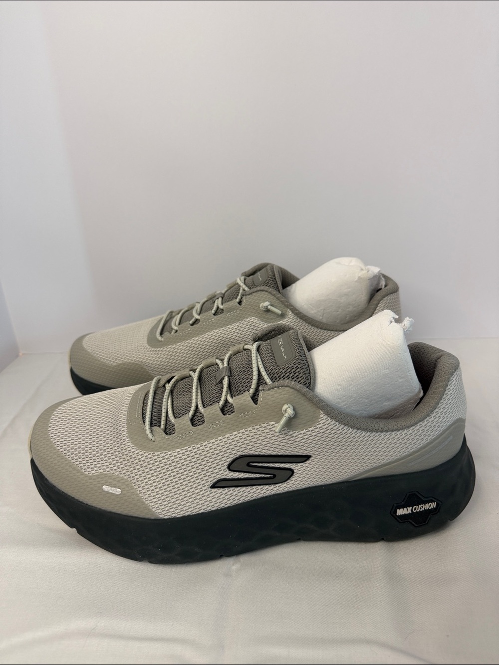 Skechers Men’s Athletic Sneakers in Light Gray with Black Sole 9.5 Extra Wide